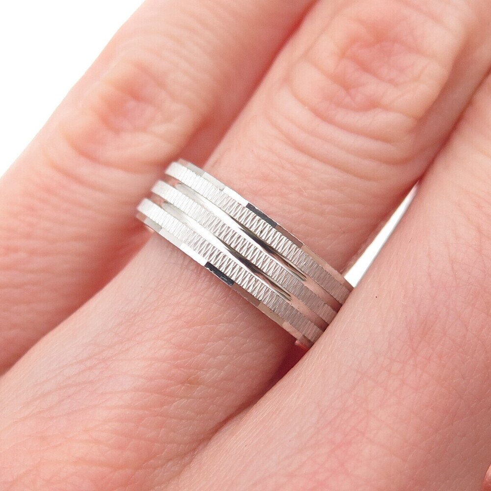 925 Sterling Silver Lined Band Ring Size 5.25